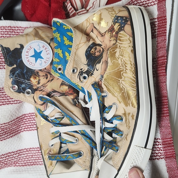 Wonder Woman Converse All Stars - Picture 2 of 3